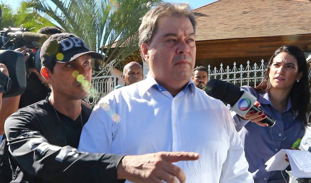 Segundo os procuradores da Lava Jato, a prisão do ex-senador foi autorizada após terem sido recolhidas provas de que ele recebeu R$ 5 milhões em propina da empreiteira UTC Engenharia, conforme depoimento do dirigente da empresa, Ricardo Pessoa, em delação premiada (Foto: Leonardo Attuch) Segundo os procuradores da Lava Jato, a prisão do ex-senador foi autorizada após terem sido recolhidas provas de que ele recebeu R$ 5 milhões em propina da empreiteira UTC Engenharia, conforme depoimento do dirigente da empresa, Ricardo Pessoa, em delação premiada