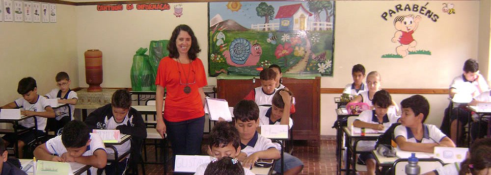 O governo de Minas Gerais publicou uma nova lista de nomeações contendo 2.500 profissionais para atuarem na rede estadual de educação; a lista contempla servidores da educação aprovados nos concursos públicos regidos pelos seguintes editais: 01/2011 e 04/2014; do Edital 01/2011, foram nomeados: 500 professores regentes de turma para atuarem nos anos iniciais do Ensino Fundamental, 528 professores regentes de aulas de diversas disciplinas para atuarem nos anos finais do Ensino Fundamental e no Ensino Médio, 157 Especialistas em Educação Básica/Supervisores Pedagógicos e 315 Assistentes Técnicos de Educação Básica (Foto: Leonardo Lucena) O governo de Minas Gerais publicou uma nova lista de nomeações contendo 2.500 profissionais para atuarem na rede estadual de educação; a lista contempla servidores da educação aprovados nos concursos públicos regidos pelos seguintes editais: 01/2011 e 04/2014; do Edital 01/2011, foram nomeados: 500 professores regentes de turma para atuarem nos anos iniciais do Ensino Fundamental, 528 professores regentes de aulas de diversas disciplinas para atuarem nos anos finais do Ensino Fundamental e no Ensino Médio, 157 Especialistas em Educação Básica/Supervisores Pedagógicos e 315 Assistentes Técnicos de Educação Básica