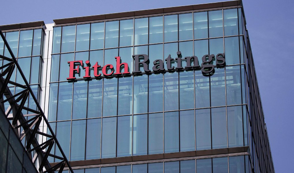 Após a Standard & Poor's, a agência e classificação de risco Fitch também reduziu a nota de crédito do Reino Unido, que passou de AA+ para AA; para a empresa, o referendo da semana passada provocará um "quadro político menos previsível, estável e eficaz"; a agência de classificação de risco Standard & Poor's reduziu nesta segunda (27) a nota de crédito do Reino Unido de AAA para AA e manteve como negativas as perspectivas do país devido ao resultado do referendo da semana passada (Foto: Valter Lima) Após a Standard & Poor's, a agência e classificação de risco Fitch também reduziu a nota de crédito do Reino Unido, que passou de AA+ para AA; para a empresa, o referendo da semana passada provocará um "quadro político menos previsível, estável e eficaz"; a agência de classificação de risco Standard & Poor's reduziu nesta segunda (27) a nota de crédito do Reino Unido de AAA para AA e manteve como negativas as perspectivas do país devido ao resultado do referendo da semana passada
