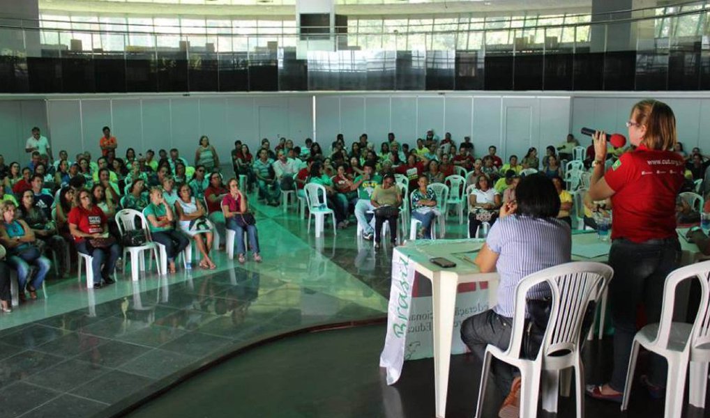 Professores e funcionários da rede estadual de ensino decidiram, durante assembleia, realizar uma paralisação de advertência a partir da próxima semana; embora reclamem da falta de condições de trabalho, o principal motivo é o não avanço na negociação de reajuste salarial; desde maio, data base da categoria, até agora o governo não apresentou nenhuma proposta; Estado já anunciou que reajuste depende da renegociação da dívida (Foto: Voney Malta) Professores e funcionários da rede estadual de ensino decidiram, durante assembleia, realizar uma paralisação de advertência a partir da próxima semana; embora reclamem da falta de condições de trabalho, o principal motivo é o não avanço na negociação de reajuste salarial; desde maio, data base da categoria, até agora o governo não apresentou nenhuma proposta; Estado já anunciou que reajuste depende da renegociação da dívida