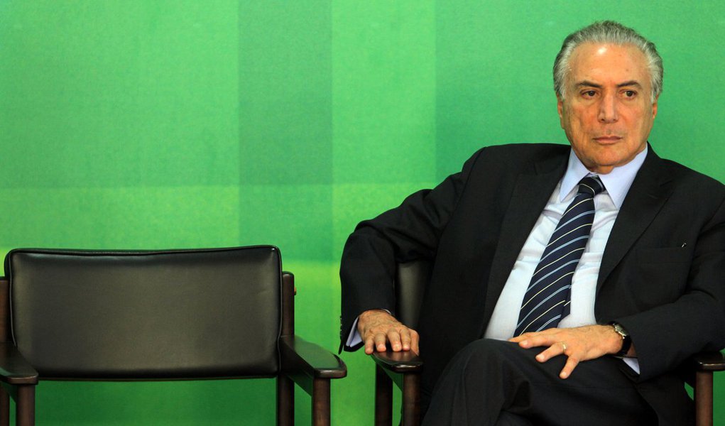 Segundo a colunista Mônica Bergamo, alegando que a lei que prevê o impeachment de presidentes poderia ser aplicada aos vices por "analogia", advogados que integram entidades representativas da profissão vão dizer que razões que a OAB apresentou contra Dilma Rousseff valem para Michel Temer: como ela, o vice é citado na delação do senador Delcídio do Amaral e também assinou decretos de pedaladas fiscais (Foto: Roberta Namour) Segundo a colunista Mônica Bergamo, alegando que a lei que prevê o impeachment de presidentes poderia ser aplicada aos vices por "analogia", advogados que integram entidades representativas da profissão vão dizer que razões que a OAB apresentou contra Dilma Rousseff valem para Michel Temer: como ela, o vice é citado na delação do senador Delcídio do Amaral e também assinou decretos de pedaladas fiscais