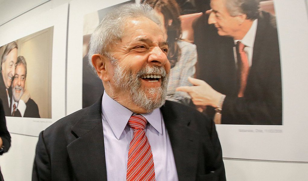 Hashtag pelo aniversário do ex-presidente, comemorado nesta terça-feira 27, é a primeira na lista do Twitter Brasil; em meio a uma onda de denúncias contra o petista e, recentemente, também sua família, políticos e personalidades de diversas áreas prestam suas homenagens a Lula (Foto: Gisele Federicce) Hashtag pelo aniversário do ex-presidente, comemorado nesta terça-feira 27, é a primeira na lista do Twitter Brasil; em meio a uma onda de denúncias contra o petista e, recentemente, também sua família, políticos e personalidades de diversas áreas prestam suas homenagens a Lula