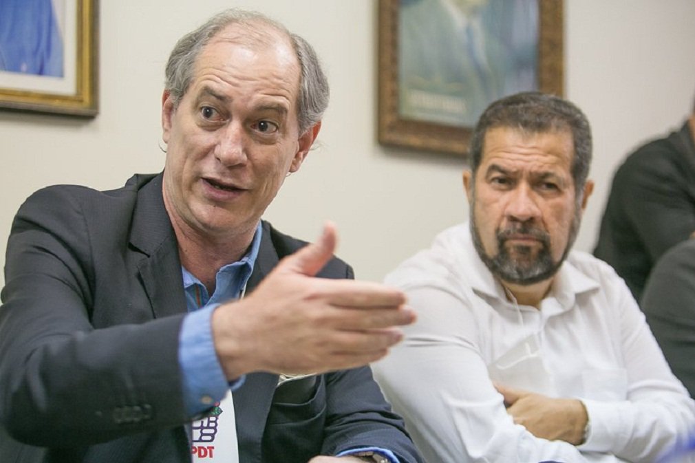 Na convenção estadual do PDT, em Porto Alegre, ex-governador Ciro Gomes soltou o verbo contra o vice-presidente Michel Temer, o presidente da Câmara, Eduardo Cunha, e parte do PMDB, referindo-se ao grupo como "quadrilha"; Ciro afirmou que é preciso vigiar a relação de Temer com Cunha; “O Michel é parceiro íntimo do Eduardo Cunha”; “Eu estou falando desse lado do PMDB, esse lado quadrilha, que a propósito era como se chamava o Eliseu aqui no Rio Grande e lá em Brasília, que é um dos citados por Temer” (Foto: José Barbacena) Na convenção estadual do PDT, em Porto Alegre, ex-governador Ciro Gomes soltou o verbo contra o vice-presidente Michel Temer, o presidente da Câmara, Eduardo Cunha, e parte do PMDB, referindo-se ao grupo como "quadrilha"; Ciro afirmou que é preciso vigiar a relação de Temer com Cunha; “O Michel é parceiro íntimo do Eduardo Cunha”; “Eu estou falando desse lado do PMDB, esse lado quadrilha, que a propósito era como se chamava o Eliseu aqui no Rio Grande e lá em Brasília, que é um dos citados por Temer”