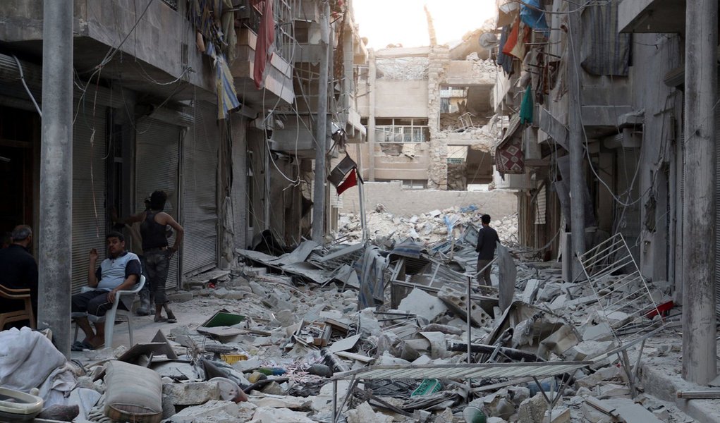 Forças russas e sírias interromperam os ataques aéreos contra Aleppo para que a população e as milícias moderadas possam deixar a cidade; esta é uma preparação para a trégua humanitária que vai vigorar por oito horas no próximo dia 20. "Hoje, desde às 10h da manhã, foram interrompidos os ataques aéreos russos e das forças sírias na zona de Aleppo", disse o ministro da Defesa da Rússia, Sergei Shoigu (Foto: Paulo Emílio) Forças russas e sírias interromperam os ataques aéreos contra Aleppo para que a população e as milícias moderadas possam deixar a cidade; esta é uma preparação para a trégua humanitária que vai vigorar por oito horas no próximo dia 20. "Hoje, desde às 10h da manhã, foram interrompidos os ataques aéreos russos e das forças sírias na zona de Aleppo", disse o ministro da Defesa da Rússia, Sergei Shoigu