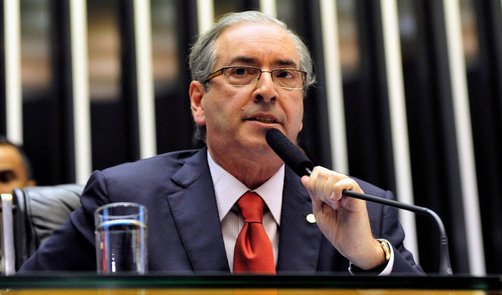 Presidente da Câmara, Eduardo Cunha (PMDB-RJ), apresentaria documentação nesta segunda-feira, no processo de quebra de decoro parlamentar, mas agora isso deverá acontecer na terça ou quarta-feira, segundo o jornalista Chico de Gois; ele não informou o motivo do adiamento; na representação contra o presidente da Câmara, PSOL e Rede argumentam que ele mentiu em depoimento à CPI da Petrobras, em março, quando disse que não tinha contas no exterior (Foto: Roberta Namour) Presidente da Câmara, Eduardo Cunha (PMDB-RJ), apresentaria documentação nesta segunda-feira, no processo de quebra de decoro parlamentar, mas agora isso deverá acontecer na terça ou quarta-feira, segundo o jornalista Chico de Gois; ele não informou o motivo do adiamento; na representação contra o presidente da Câmara, PSOL e Rede argumentam que ele mentiu em depoimento à CPI da Petrobras, em março, quando disse que não tinha contas no exterior