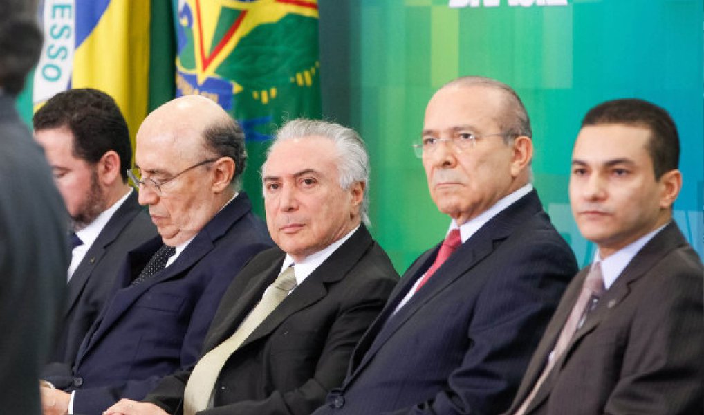 Após ser duramente criticado por distribuir benefícios que impactam em bilhões nos cofres públicos apesar de fazer um discurso de austeridade, o vice-presidente em exercício Michel Temer escalou os ministros da Fazenda, Henrique Meirelles, Casa Civil, Eliseu Padilha, e Planejamento, Dyogo Oliveira, para dizer, em coletiva de imprensa, que o orçamento e a meta fiscal deste ano suportam os reajustes do Bolsa Família, a renegociação das dívidas estaduais e o aumento salarial dos servidores públicos; "Não há nenhuma contradição. Contradição zero", disse Padilha (Foto: Paulo Emílio) Após ser duramente criticado por distribuir benefícios que impactam em bilhões nos cofres públicos apesar de fazer um discurso de austeridade, o vice-presidente em exercício Michel Temer escalou os ministros da Fazenda, Henrique Meirelles, Casa Civil, Eliseu Padilha, e Planejamento, Dyogo Oliveira, para dizer, em coletiva de imprensa, que o orçamento e a meta fiscal deste ano suportam os reajustes do Bolsa Família, a renegociação das dívidas estaduais e o aumento salarial dos servidores públicos; "Não há nenhuma contradição. Contradição zero", disse Padilha