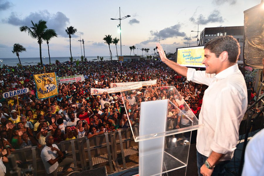 O prefeito ACM Neto entregou nesta sexta-feira as orlas de Itapuã e Piatã completamente requalificadas; as obras foram realizadas dentro do projeto 'Nova Orla', e o investimento total foi de R$ 28,1 milhões, em um trecho de 3,1 km, que vai do Clube do Sesc à subida do Abaeté, e que recebeu diversas melhorias nas áreas de infraestrutura, esporte e lazer; "Esse é um momento muito especial para a cidade, afinal tanto Piatã quanto Itapuã são locais mágicos, tão cantados e homenageados pelos artistas. Sem dúvida estamos inaugurando um dos trechos de orla mais queridos de Salvador", disse o democrata (Foto: Romulo Faro) O prefeito ACM Neto entregou nesta sexta-feira as orlas de Itapuã e Piatã completamente requalificadas; as obras foram realizadas dentro do projeto 'Nova Orla', e o investimento total foi de R$ 28,1 milhões, em um trecho de 3,1 km, que vai do Clube do Sesc à subida do Abaeté, e que recebeu diversas melhorias nas áreas de infraestrutura, esporte e lazer; "Esse é um momento muito especial para a cidade, afinal tanto Piatã quanto Itapuã são locais mágicos, tão cantados e homenageados pelos artistas. Sem dúvida estamos inaugurando um dos trechos de orla mais queridos de Salvador", disse o democrata