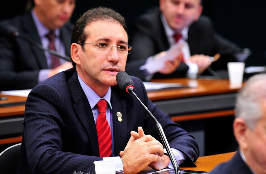 Duramente criticado por colegas de partido, o deputado federal Adail Carneiro quer reunir as bancadas do PP na próxima semana. Acusado de traição após votar a favor do impeachment da presidente Dilma Rousseff (PT), integrantes da sigla não o reconhecem como novo presidente estadual, cargo que passou a ocupar depois de posicionar-se a favor do impedimento na Câmara dos Deputados . Na tarde desta quinta-feira (28), o parlamentar Zé Ailton Brasil (PP) disse que deputados estaduais da legenda irão à justiça
(Foto: Fatima 247) Duramente criticado por colegas de partido, o deputado federal Adail Carneiro quer reunir as bancadas do PP na próxima semana. Acusado de traição após votar a favor do impeachment da presidente Dilma Rousseff (PT), integrantes da sigla não o reconhecem como novo presidente estadual, cargo que passou a ocupar depois de posicionar-se a favor do impedimento na Câmara dos Deputados . Na tarde desta quinta-feira (28), o parlamentar Zé Ailton Brasil (PP) disse que deputados estaduais da legenda irão à justiça