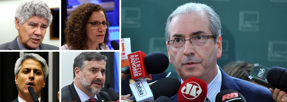 Parlamentares do PT, PCdoB, Rede, PSOL, PSB e PPS, entre eles Chico Alencar, Jandira Feghali, Alessandro Molon e Paulo Pimenta, entregam ao Supremo Tribunal Federal uma carta aberta pedindo a saída imediata de Eduardo Cunha (PMDB-RJ) da presidência da Câmara; no documento, os deputados enumeram fatos que comprovariam que Cunha, na função, "agride seguidamente a Constituição Federal, ferindo os princípios da legalidade, impessoalidade, moralidade, publicidade e eficiência, basilares da administração pública" (Foto: Gisele Federicce) Parlamentares do PT, PCdoB, Rede, PSOL, PSB e PPS, entre eles Chico Alencar, Jandira Feghali, Alessandro Molon e Paulo Pimenta, entregam ao Supremo Tribunal Federal uma carta aberta pedindo a saída imediata de Eduardo Cunha (PMDB-RJ) da presidência da Câmara; no documento, os deputados enumeram fatos que comprovariam que Cunha, na função, "agride seguidamente a Constituição Federal, ferindo os princípios da legalidade, impessoalidade, moralidade, publicidade e eficiência, basilares da administração pública"