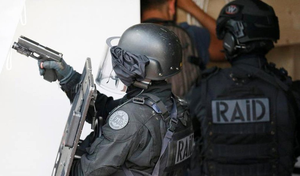 Suspeito de ser militante islâmico matou a facadas um comandante da polícia francesa do lado de fora de sua casa e depois matou o parceiro dele em ataque reivindicado pelo Estado Islâmico e denunciado pelo governo como "um ato odioso de terrorismo"; agressor, identificado como Larossi Abballa, ja era investigado por conexões com extremistas e foi morto a tiros por membros da unidade de elite da polícia (Foto: Paulo Emílio) Suspeito de ser militante islâmico matou a facadas um comandante da polícia francesa do lado de fora de sua casa e depois matou o parceiro dele em ataque reivindicado pelo Estado Islâmico e denunciado pelo governo como "um ato odioso de terrorismo"; agressor, identificado como Larossi Abballa, ja era investigado por conexões com extremistas e foi morto a tiros por membros da unidade de elite da polícia