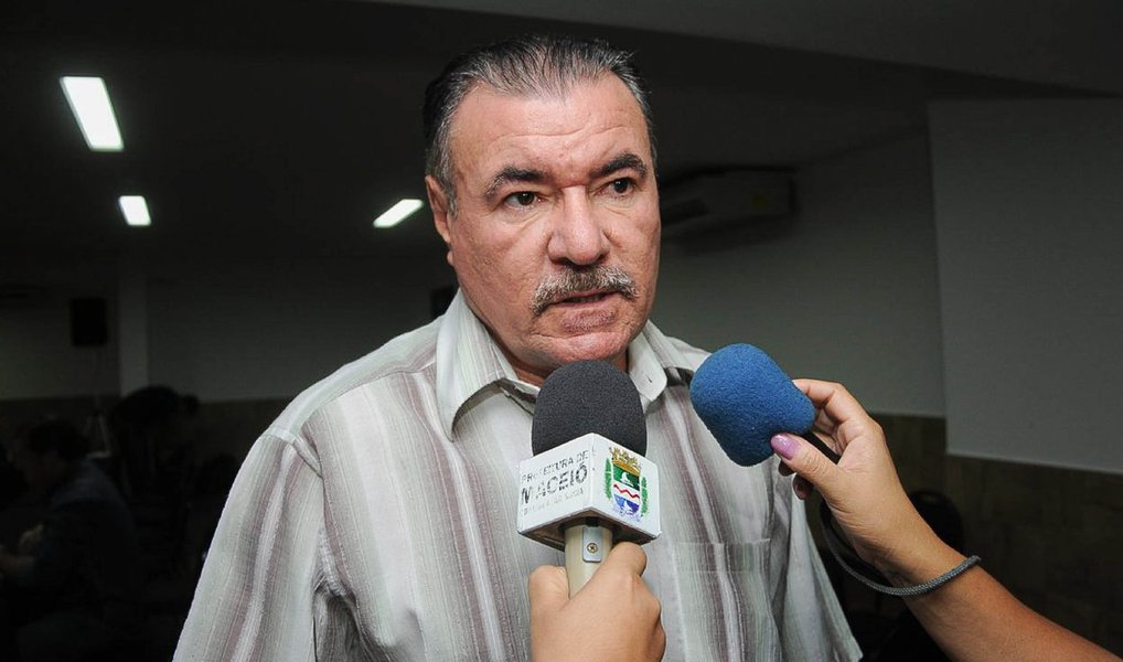 O pré-candidato do PMDB à Prefeitura de Maceió, Cícero Almeida, afirmou, durante evento na sede do partido, em Mangabeiras, que há um "jogo sujo" nas redes sociais na campanha política para as próximas eleições municipais; segundo o peemedebista, TRE deve acompanhar a repercussão política para evitar que os candidatos sejam prejudicados; o deputado falou, no entanto, que não se sente preocupado com a situação; "Quando se começa a misturar a vida pessoal com a política passa a haver uma descaracterização das redes sociais para um processo político. Momentaneamente há um jogo sujo já acontecendo, mas não estou preocupado com isso. Estou focado nas eleições que se avizinham", destacou (Foto: Leonardo Lucena) O pré-candidato do PMDB à Prefeitura de Maceió, Cícero Almeida, afirmou, durante evento na sede do partido, em Mangabeiras, que há um "jogo sujo" nas redes sociais na campanha política para as próximas eleições municipais; segundo o peemedebista, TRE deve acompanhar a repercussão política para evitar que os candidatos sejam prejudicados; o deputado falou, no entanto, que não se sente preocupado com a situação; "Quando se começa a misturar a vida pessoal com a política passa a haver uma descaracterização das redes sociais para um processo político. Momentaneamente há um jogo sujo já acontecendo, mas não estou preocupado com isso. Estou focado nas eleições que se avizinham", destacou