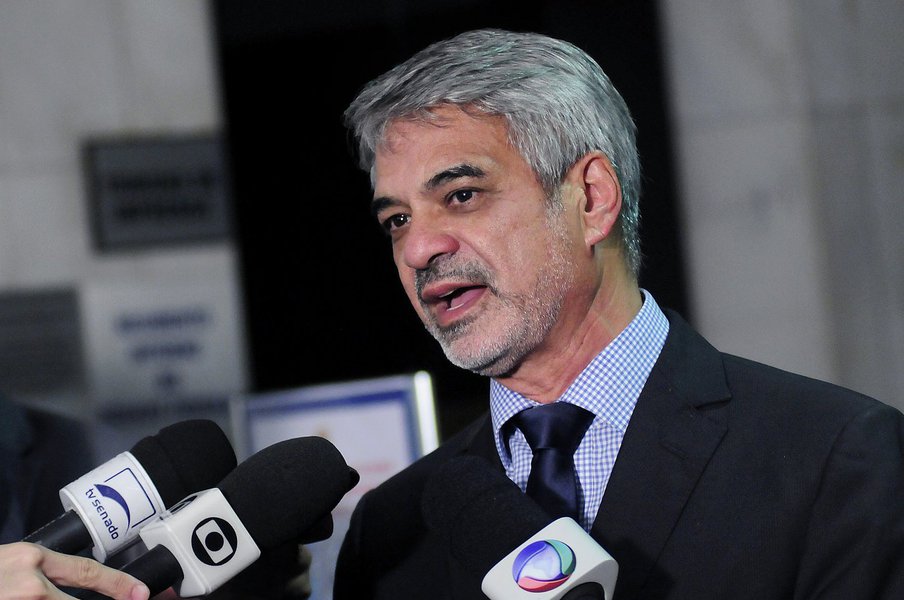 Em entrevista à Rádio Senado, o líder do PT no Senado, o senador Humberto Costa (PT-PE), afirmou acreditar que a oposição deverá ganhar o apoio da sociedade contra o que chamou de “projetos antipopulares”, entre eles a reforma trabalhista e a reforma da previdência (Foto: Fatima 247) Em entrevista à Rádio Senado, o líder do PT no Senado, o senador Humberto Costa (PT-PE), afirmou acreditar que a oposição deverá ganhar o apoio da sociedade contra o que chamou de “projetos antipopulares”, entre eles a reforma trabalhista e a reforma da previdência
