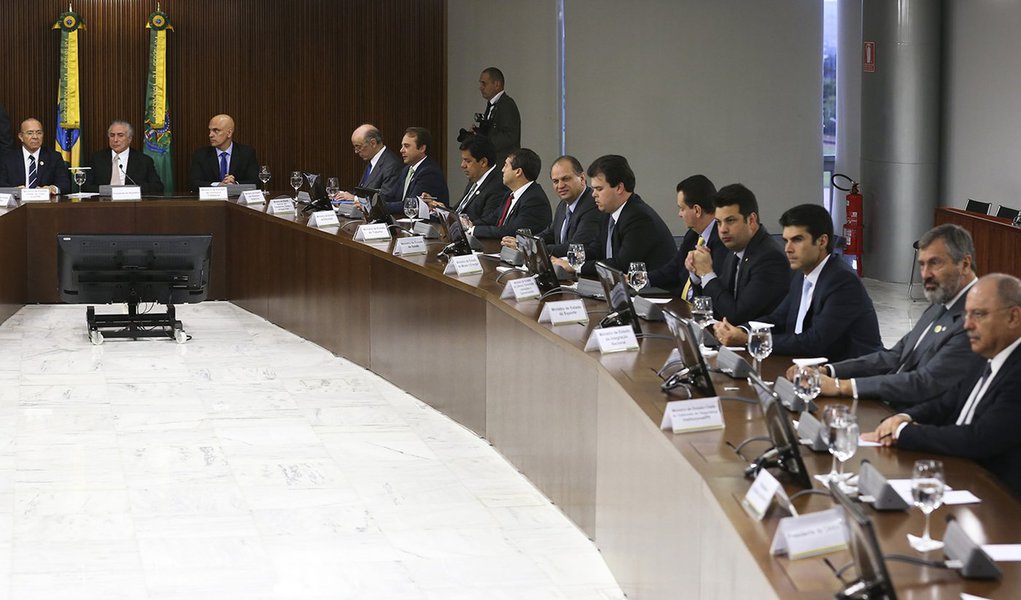Comissão de Ética Pública da Presidência analisará processos que envolvem 20 dos 25 ministros do governo de Michel Temer; dos 20 ministros investigados, 17 são alvos de processo na Comissão de Ética é acusada de uso irregular de aviões da Força Aérea Brasileira (FAB); conselheiros devem analisar nesta segunda-feira, 30, pedido do novo líder do PT na Câmara, Carlos Zarattini (SP), para investigar o ministro da Casa Civil, Eliseu Padilha, e o secretário nacional da Juventude, Francisco de Assis Filho; confira a lista dos ministro investigados (Foto: Aquiles Lins) Comissão de Ética Pública da Presidência analisará processos que envolvem 20 dos 25 ministros do governo de Michel Temer; dos 20 ministros investigados, 17 são alvos de processo na Comissão de Ética é acusada de uso irregular de aviões da Força Aérea Brasileira (FAB); conselheiros devem analisar nesta segunda-feira, 30, pedido do novo líder do PT na Câmara, Carlos Zarattini (SP), para investigar o ministro da Casa Civil, Eliseu Padilha, e o secretário nacional da Juventude, Francisco de Assis Filho; confira a lista dos ministro investigados
