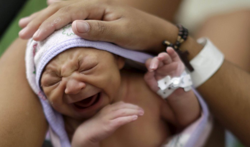 O Ministério da Saúde está investigando 4.293 casos suspeitos de microcefalia e 1.471 foram descartados; do total de casos de microcefalia confirmados, 122 tiveram resultado positivo para o vírus Zika. no entanto, o Ministério da Saúde ressalta que esse dado não representa adequadamente a totalidade do número de casos relacionados ao vírus (Foto: Agência Brasil) O Ministério da Saúde está investigando 4.293 casos suspeitos de microcefalia e 1.471 foram descartados; do total de casos de microcefalia confirmados, 122 tiveram resultado positivo para o vírus Zika. no entanto, o Ministério da Saúde ressalta que esse dado não representa adequadamente a totalidade do número de casos relacionados ao vírus