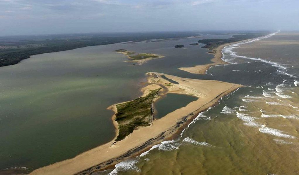A Marinha do Brasil decidiu retirar o sigilo sobre um estudo realizado com o navio hidroceanográfico Vital de Oliveira. Em novembro de 2015, a embarcação foi utilizada para a produção de uma pesquisa nos arredores de Linhares, no Espírito Santo, sobre o impacto da lama de rejeitos que vazou após o rompimento de uma barragem da mineradora Samarco, no mesmo mês; a tragédia no município de Mariana, em Minas Gerais, levou poluição à bacia do rio Doce e ao mar no litoral norte do Espírito Santo (Foto: Leonardo Lucena) A Marinha do Brasil decidiu retirar o sigilo sobre um estudo realizado com o navio hidroceanográfico Vital de Oliveira. Em novembro de 2015, a embarcação foi utilizada para a produção de uma pesquisa nos arredores de Linhares, no Espírito Santo, sobre o impacto da lama de rejeitos que vazou após o rompimento de uma barragem da mineradora Samarco, no mesmo mês; a tragédia no município de Mariana, em Minas Gerais, levou poluição à bacia do rio Doce e ao mar no litoral norte do Espírito Santo
