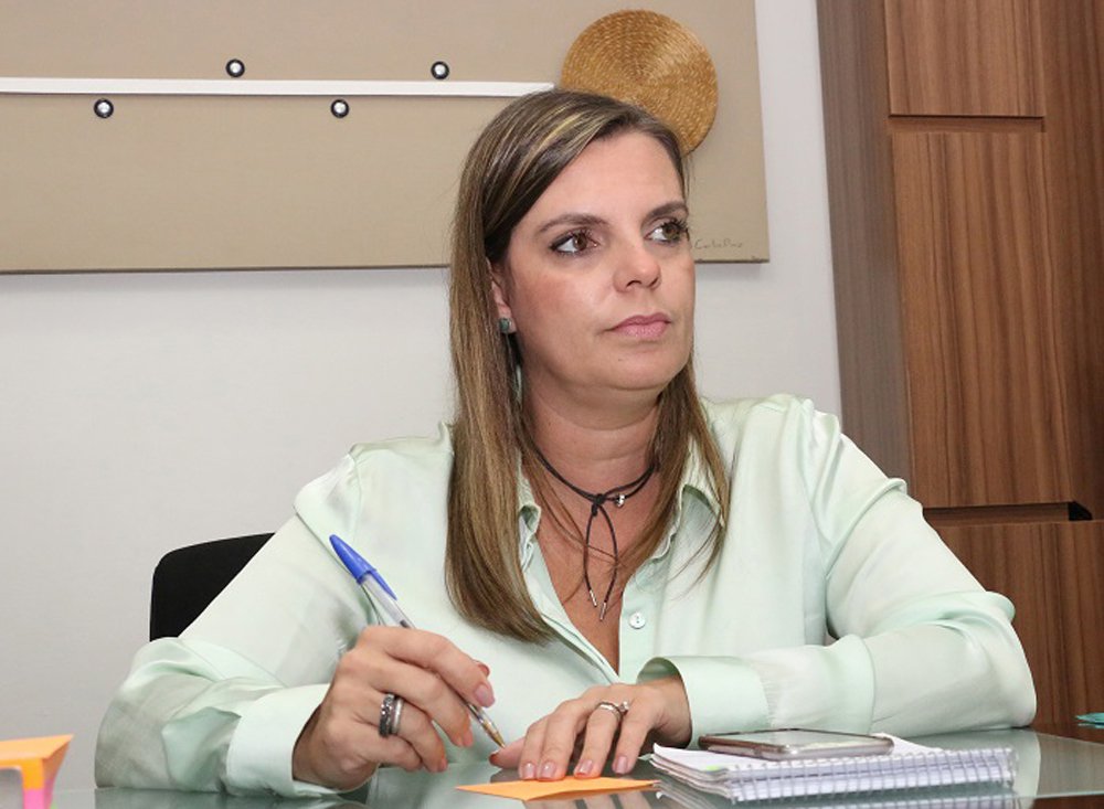 A pré-candidata à Prefeitura de Palmas e vice-governadora do Tocantins, Cláudia Lelis (PV), rebateu o deputado federal Carlos Henrique Gaguim (PTN/TO); em nota, ela disse estar no Rio de Janeiro sem custo para o governo do estado e afirmou não entender a revolta do parlamentar; "Uma vez que o mesmo deixou o partido há algumas semanas", disse; Gaguim sugeriu que a parlamentar, ao invés de estar preocupada com problemas sociais, foi ao Rio conversar sobre questões partidárias; ele sugeriu até o impeachment da vice-governadora (Foto: Leonardo Lucena) A pré-candidata à Prefeitura de Palmas e vice-governadora do Tocantins, Cláudia Lelis (PV), rebateu o deputado federal Carlos Henrique Gaguim (PTN/TO); em nota, ela disse estar no Rio de Janeiro sem custo para o governo do estado e afirmou não entender a revolta do parlamentar; "Uma vez que o mesmo deixou o partido há algumas semanas", disse; Gaguim sugeriu que a parlamentar, ao invés de estar preocupada com problemas sociais, foi ao Rio conversar sobre questões partidárias; ele sugeriu até o impeachment da vice-governadora