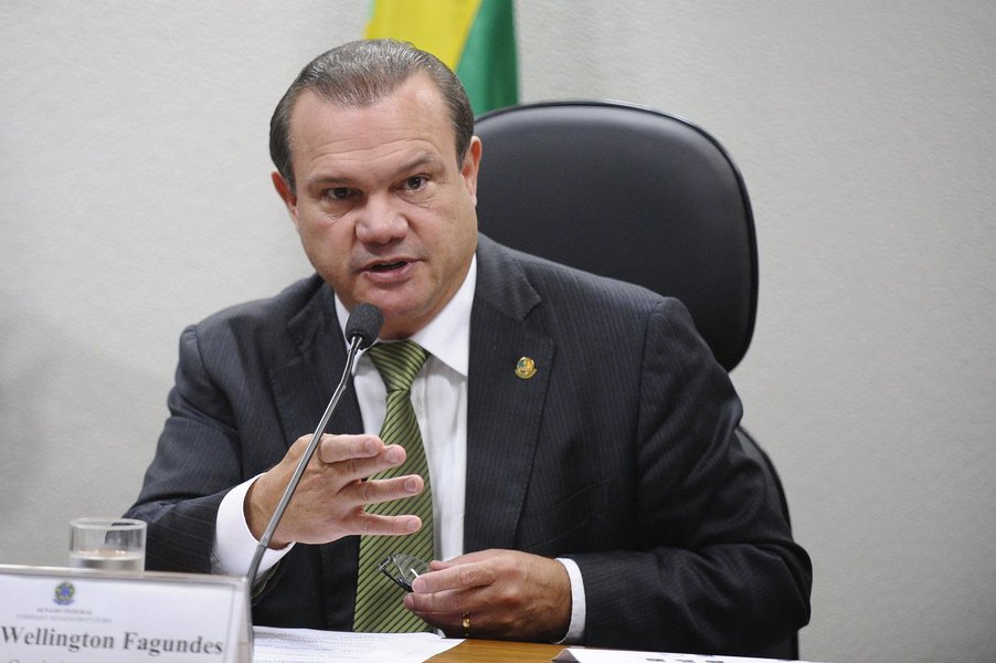 Vice-líder do governo no Senado, Wellington Fagundes (PR-MT) deverá ser o nome escolhido pela presidente Dilma para assumir o lugar de Delcídio Amaral (PT-MS), preso no âmbito da Operação Lava Jato; escolha se deu após reunião entre os ministros Jaques Wagner (Casa Civil), Ricardo Berzoini (Secretário de Governo) e Edinho Silva (Secretário de Comunicação); bancada do PT queria um petista para substituir Delcídio; anúncio oficial será feito pelo Planalto até o fim do dia (Foto: Gisele Federicce) Vice-líder do governo no Senado, Wellington Fagundes (PR-MT) deverá ser o nome escolhido pela presidente Dilma para assumir o lugar de Delcídio Amaral (PT-MS), preso no âmbito da Operação Lava Jato; escolha se deu após reunião entre os ministros Jaques Wagner (Casa Civil), Ricardo Berzoini (Secretário de Governo) e Edinho Silva (Secretário de Comunicação); bancada do PT queria um petista para substituir Delcídio; anúncio oficial será feito pelo Planalto até o fim do dia