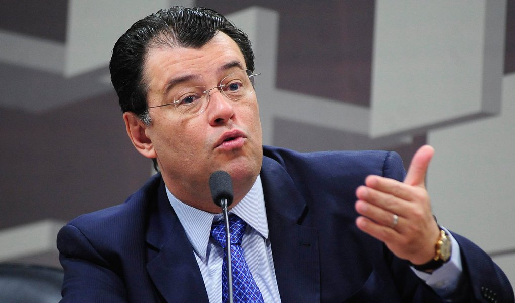Ministro de Minas e Energia, Eduardo Braga, diz que o afastamento político, sem a existência de um crime, é ruim para o país; "Minha história política é de coerência. Estou fiel ao compromisso que assumi com o país quanto cheguei ao ministério. Minha questão é muito maior que a questão partidária", afirmou; Braga disse que o PMDB no Senado ainda não fechou questão sobre o impeachment (Foto: Paulo Emílio) Ministro de Minas e Energia, Eduardo Braga, diz que o afastamento político, sem a existência de um crime, é ruim para o país; "Minha história política é de coerência. Estou fiel ao compromisso que assumi com o país quanto cheguei ao ministério. Minha questão é muito maior que a questão partidária", afirmou; Braga disse que o PMDB no Senado ainda não fechou questão sobre o impeachment