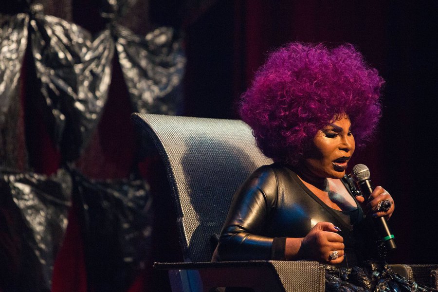 A cantora Elza Soares, 78 anos, pediu que os fãs lutem "pela democracia" e se juntou a um coro contra o impeachment de Dilma Rousseff em show no Rio; no palco do Circo Voador, a artista gritou quatro vezes o bordão "Não vai ter golpe!"; o coro tem sido entoado em atos de apoio à presidente, que foi reeleita em 2014; "Vamos lutar pela democracia!"; "Nada tá perdido, vamos à luta! Nada tá perdido, vamos à luta", pediu (Foto: Leonardo Lucena) A cantora Elza Soares, 78 anos, pediu que os fãs lutem "pela democracia" e se juntou a um coro contra o impeachment de Dilma Rousseff em show no Rio; no palco do Circo Voador, a artista gritou quatro vezes o bordão "Não vai ter golpe!"; o coro tem sido entoado em atos de apoio à presidente, que foi reeleita em 2014; "Vamos lutar pela democracia!"; "Nada tá perdido, vamos à luta! Nada tá perdido, vamos à luta", pediu