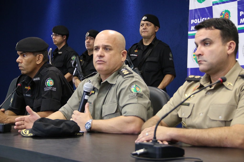 Cerca de três toneladas de maconha foram apreendidas em Guapó, na BR-060, no domingo (29); apreensão se deu graças ao serviço de inteligência da Polícia Militar, em conjunto com a Polícia Federal, e a ação das Rondas Ostensivas Táticas Metropolitanas (Rotam), que monitoraram a associação criminosa por duas semanas, e obtiveram a informação de que o grupo estaria naquela região; é a maior apreensão de maconha deste ano; valor da carga é avaliado em R$ 1 milhão, aponta a PM (Foto: José Barbacena) Cerca de três toneladas de maconha foram apreendidas em Guapó, na BR-060, no domingo (29); apreensão se deu graças ao serviço de inteligência da Polícia Militar, em conjunto com a Polícia Federal, e a ação das Rondas Ostensivas Táticas Metropolitanas (Rotam), que monitoraram a associação criminosa por duas semanas, e obtiveram a informação de que o grupo estaria naquela região; é a maior apreensão de maconha deste ano; valor da carga é avaliado em R$ 1 milhão, aponta a PM