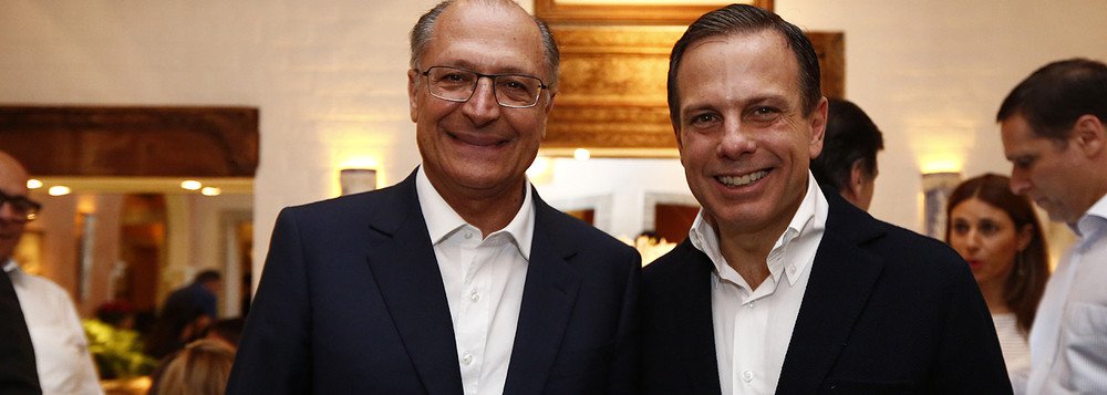 O governador de São Paulo, Geraldo Alckmin (PSDB) "consagrou" o empresário João Doria como candidato do PSDB à Prefeitura de São Paulo; o chefe do executivo paulista afirmou que respeita a decisão de Andrea Matarazzo, que anunciou sua saída da sigla tucana e desistência das prévias; Alckmin, no entanto, cutucou o vereador ao dizer que "na vida pública devemos ser sempre um Zé Ninguém a serviço de uma grande causa"; o governador não comentou as acusações de uso da máquina pública para favorecer o empresário (Foto: Leonardo Lucena) O governador de São Paulo, Geraldo Alckmin (PSDB) "consagrou" o empresário João Doria como candidato do PSDB à Prefeitura de São Paulo; o chefe do executivo paulista afirmou que respeita a decisão de Andrea Matarazzo, que anunciou sua saída da sigla tucana e desistência das prévias; Alckmin, no entanto, cutucou o vereador ao dizer que "na vida pública devemos ser sempre um Zé Ninguém a serviço de uma grande causa"; o governador não comentou as acusações de uso da máquina pública para favorecer o empresário