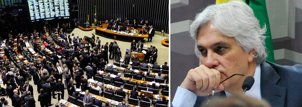 "Delcídio é um senador querido até por seus pares da oposição, por seu estilo conciliador e sua lhaneza no trato. Poderia o Senado desautorizar a prisão, mas quem estará disposto a fazer isso, se os autos indicarem claramente que Delcídio fez aquilo de que é acusado: tentou 'comprar o silêncio' de Nestor Cerveró e planejou sua fuga do Brasil", comenta a colunista 247 Tereza Cruvinel; ela questiona se a prisão do senador se enquadra no artigo 53 da Constituição, que permite prisões de deputados e senadores apenas em flagrante delito; "Autorizar a prisão de Delcídio é o mesmo que cassá-lo. Será pior que cassá-lo, mas não parece haver ambiente para o Senado decidir em contrário. E daqui para a frente, todos os implicados na Lava Jato porão as barbas de molho" (Foto: Tereza Cruvinel) "Delcídio é um senador querido até por seus pares da oposição, por seu estilo conciliador e sua lhaneza no trato. Poderia o Senado desautorizar a prisão, mas quem estará disposto a fazer isso, se os autos indicarem claramente que Delcídio fez aquilo de que é acusado: tentou 'comprar o silêncio' de Nestor Cerveró e planejou sua fuga do Brasil", comenta a colunista 247 Tereza Cruvinel; ela questiona se a prisão do senador se enquadra no artigo 53 da Constituição, que permite prisões de deputados e senadores apenas em flagrante delito; "Autorizar a prisão de Delcídio é o mesmo que cassá-lo. Será pior que cassá-lo, mas não parece haver ambiente para o Senado decidir em contrário. E daqui para a frente, todos os implicados na Lava Jato porão as barbas de molho"