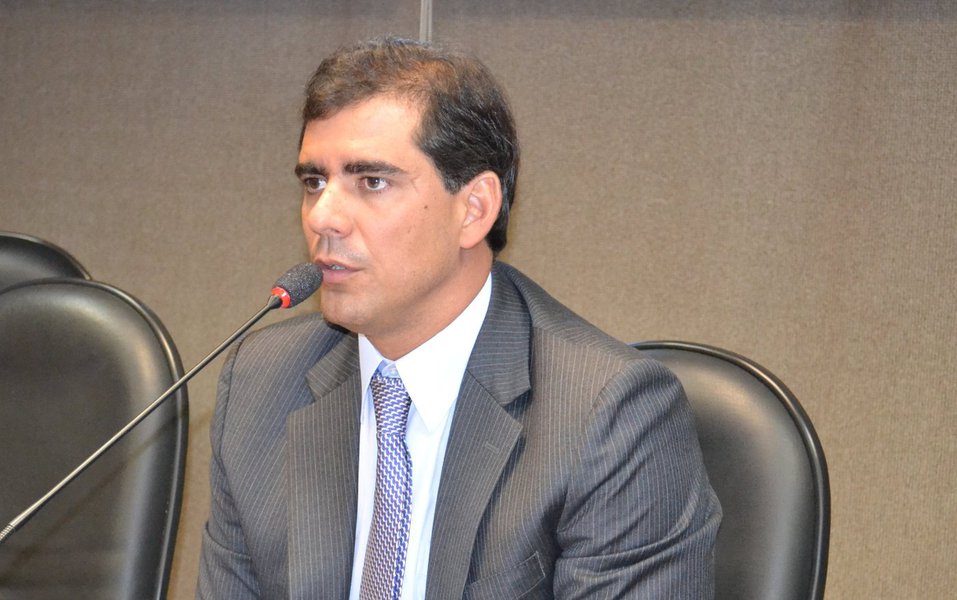 Membro da Frente Parlamentar da Indústria, criada nesta segunda-feira, na Assembleia Legislativa da Bahia, o deputado Leur Lomanto Jr. (PMDB) criticou a "situação de abandono" dos distritos industriais. Ele demonstrou "indignação" com a falta de políticas públicas para o setor, considerado "imprescindível" para a retomada do crescimento econômico no estado, e cobrou a revogação da lei que criou a nova taxa de pagamento para os proprietários dessas áreas; "É lamentável a situação de abandono de alguns distritos, a exemplo de Jequié, onde chama a atenção à falta de revitalização nos acessos" diz Leur (Foto: Romulo Faro) Membro da Frente Parlamentar da Indústria, criada nesta segunda-feira, na Assembleia Legislativa da Bahia, o deputado Leur Lomanto Jr. (PMDB) criticou a "situação de abandono" dos distritos industriais. Ele demonstrou "indignação" com a falta de políticas públicas para o setor, considerado "imprescindível" para a retomada do crescimento econômico no estado, e cobrou a revogação da lei que criou a nova taxa de pagamento para os proprietários dessas áreas; "É lamentável a situação de abandono de alguns distritos, a exemplo de Jequié, onde chama a atenção à falta de revitalização nos acessos" diz Leur