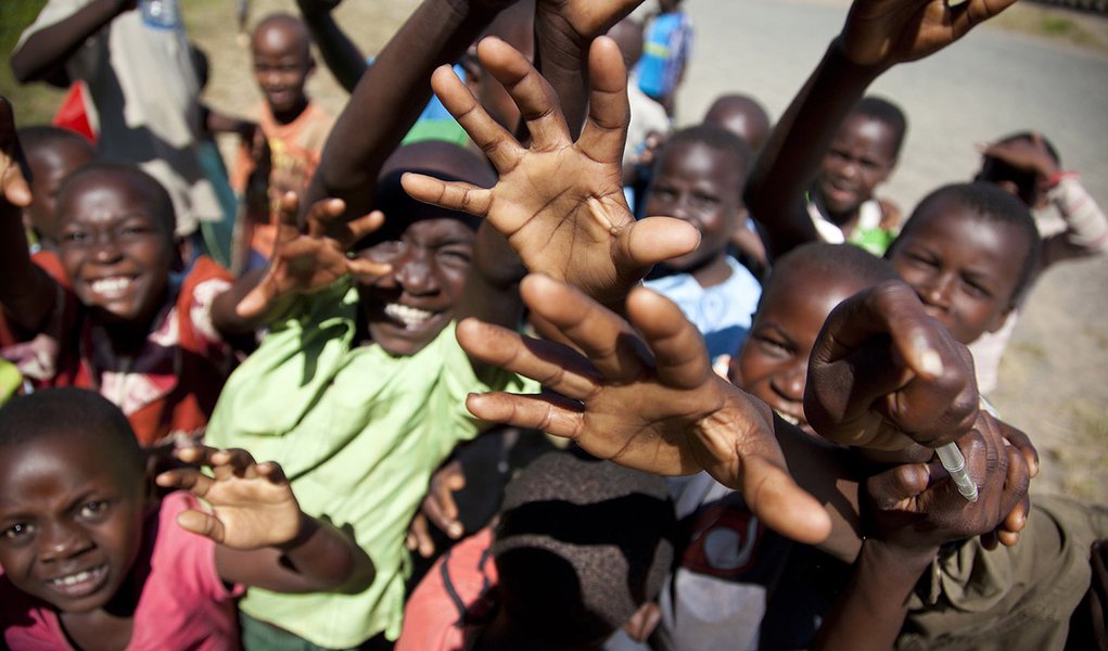 Intitulado “Uma oportunidade justa para todas as crianças”, o relatório anual do Unicef revela que, embora o mundo tenha registado progressos na infância, essas melhorias não foram uniformes e as desigualdades marcam a vida de milhões de crianças; “Quando olhamos para o mundo de hoje, somos confrontados com uma verdade desconfortável, mas inegável: As vidas de milhões de crianças são arruinadas pelo simples fato de terem nascido num determinado país, comunidade, gênero ou circunstância”, escreve o diretor-geral da organização, Anthony Lake (Foto: Roberta Namour) Intitulado “Uma oportunidade justa para todas as crianças”, o relatório anual do Unicef revela que, embora o mundo tenha registado progressos na infância, essas melhorias não foram uniformes e as desigualdades marcam a vida de milhões de crianças; “Quando olhamos para o mundo de hoje, somos confrontados com uma verdade desconfortável, mas inegável: As vidas de milhões de crianças são arruinadas pelo simples fato de terem nascido num determinado país, comunidade, gênero ou circunstância”, escreve o diretor-geral da organização, Anthony Lake