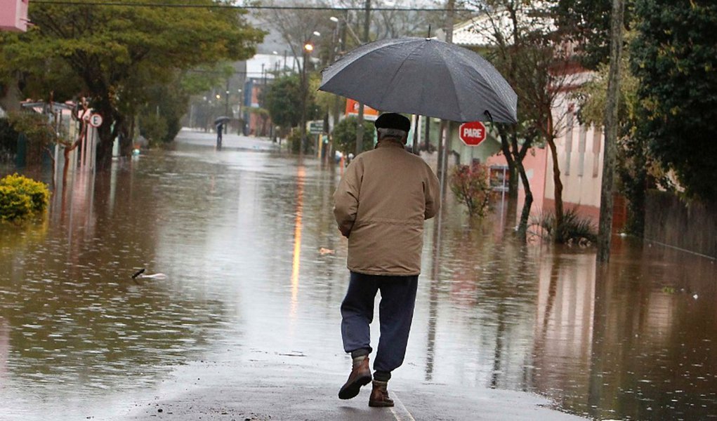 As fortes chuvas acompanhadas de vento, que atingiram diversas regiões do Rio Grande do Sul podem prosseguir nas próximas 24 horas, segundo alerta feito pela Defesa Civil do Estado; a previsão é que a instabilidade continue nesta quinta; segundo a Defesa Civil, as chuvas mais fortes e o maior risco de temporais se concentram nos municípios que fazem fronteira com a Argentina e o Uruguai e também no leste e centro do Estado (Foto: Leonardo Lucena) As fortes chuvas acompanhadas de vento, que atingiram diversas regiões do Rio Grande do Sul podem prosseguir nas próximas 24 horas, segundo alerta feito pela Defesa Civil do Estado; a previsão é que a instabilidade continue nesta quinta; segundo a Defesa Civil, as chuvas mais fortes e o maior risco de temporais se concentram nos municípios que fazem fronteira com a Argentina e o Uruguai e também no leste e centro do Estado
