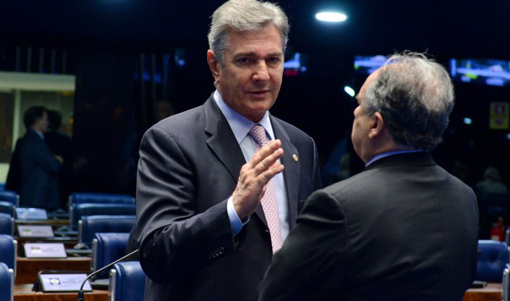 Os senadores Cristovam Buarque (PPS-DF) e Elmano Férrer (PTB-PI) reconheceram nas propostas apresentadas pelo senador Fernando Collor (PTC/AL) sobre Reforma Política, o papel do Estado, a Reestruturação Competitiva da Economia e a Política Externa, um consistente caminho para a saída do País da crise social, política e econômica; documento levado ao plenário é denominado de "Brasil: Diretrizes para um Plano de Reconstrução"; "Acredito que as propostas contemplam um projeto para o País. Nós deveríamos debater com profundidade o projeto, não por ser do parlamentar A ou B, mas, sim, por debater todos os problemas e propor soluções para sairmos dessa crise”, defendeu Buarque (Foto: Voney Malta) Os senadores Cristovam Buarque (PPS-DF) e Elmano Férrer (PTB-PI) reconheceram nas propostas apresentadas pelo senador Fernando Collor (PTC/AL) sobre Reforma Política, o papel do Estado, a Reestruturação Competitiva da Economia e a Política Externa, um consistente caminho para a saída do País da crise social, política e econômica; documento levado ao plenário é denominado de "Brasil: Diretrizes para um Plano de Reconstrução"; "Acredito que as propostas contemplam um projeto para o País. Nós deveríamos debater com profundidade o projeto, não por ser do parlamentar A ou B, mas, sim, por debater todos os problemas e propor soluções para sairmos dessa crise”, defendeu Buarque