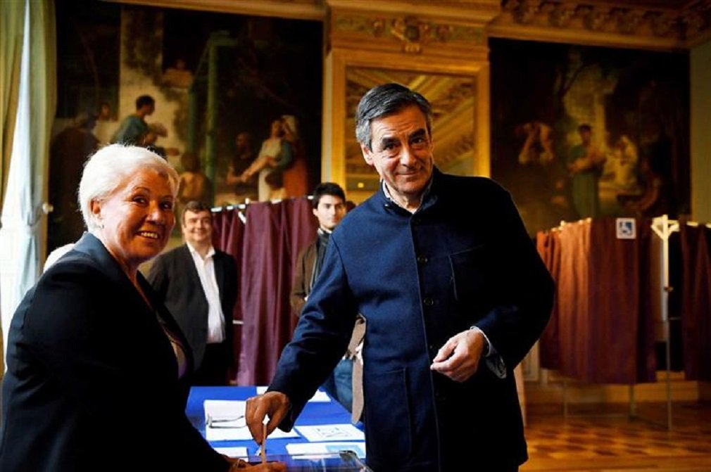 Com um terço dos votos apurados, François Fillon obteve 68,4% dos votos, contra 31,3% de Alain Juppé; Fillon, que foi primeiro-ministro durante os cinco anos da presidência de Nicolas Sarkozy, impôs-se também na primeira volta das primárias com 44,1% dos votos e posicionou-se como favorito para ser o candidato presidencial conservador (Foto: José Barbacena) Com um terço dos votos apurados, François Fillon obteve 68,4% dos votos, contra 31,3% de Alain Juppé; Fillon, que foi primeiro-ministro durante os cinco anos da presidência de Nicolas Sarkozy, impôs-se também na primeira volta das primárias com 44,1% dos votos e posicionou-se como favorito para ser o candidato presidencial conservador