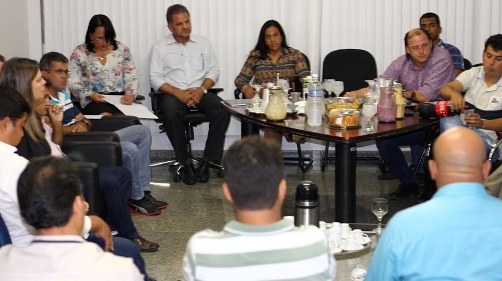 O PMDB e o PP se juntaram ao grupo já formado pelo PV, PRTB, PSDC e PMB, para criar a Frente por Palmas, união de seis siglas que consolidou em aliança rumo a Prefeitura de Palmas nas eleições de outubro; o encontro aconteceu na Câmara dos Vereadores; na próxima quinta-feira (16), haverá nova reunião para selar apoio do PHS, presidido no Estado por Kairo Bernardo, também pré-candidato ao executivo municipal (Foto: Leonardo Lucena) O PMDB e o PP se juntaram ao grupo já formado pelo PV, PRTB, PSDC e PMB, para criar a Frente por Palmas, união de seis siglas que consolidou em aliança rumo a Prefeitura de Palmas nas eleições de outubro; o encontro aconteceu na Câmara dos Vereadores; na próxima quinta-feira (16), haverá nova reunião para selar apoio do PHS, presidido no Estado por Kairo Bernardo, também pré-candidato ao executivo municipal