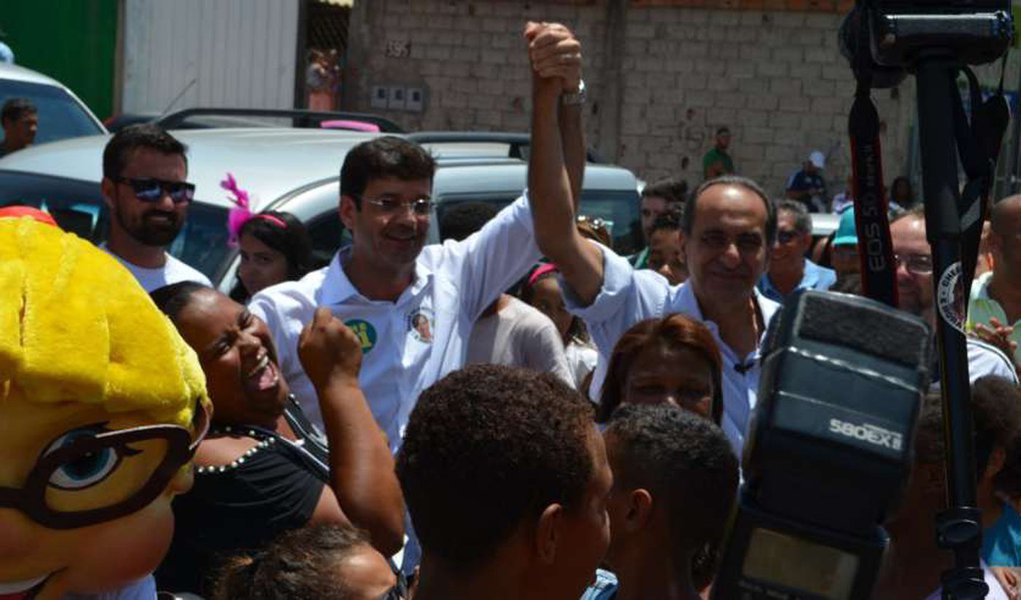 Aliado do governador Fernando Pimentel, o deputado federal Marcelo Álvaro (PR) declarou seu apoio à campanha de Alexandre Kalil (PHS); é a primeira vez que o postulante acolhe sem polêmicas a aliança de um candidato que disputou o primeiro turno na capital mineira, pois o empresário disse não quer se aliar a nenhum “cacique da velha política”; Kalil reiterou o discurso, nesse domingo, ao falar que a parceria com o parlamentar se dá no campo das propostas, fundamentada no “novo jeito de governar”; “Eu não quero cacique, quero apoio de povo. De deputado bem intencionado, o apoio é sempre bom. Não quero aqueles chefes que já escolheram até quem vai servir cafezinho no gabinete do prefeito”, afirmou (Foto: Leonardo Lucena) Aliado do governador Fernando Pimentel, o deputado federal Marcelo Álvaro (PR) declarou seu apoio à campanha de Alexandre Kalil (PHS); é a primeira vez que o postulante acolhe sem polêmicas a aliança de um candidato que disputou o primeiro turno na capital mineira, pois o empresário disse não quer se aliar a nenhum “cacique da velha política”; Kalil reiterou o discurso, nesse domingo, ao falar que a parceria com o parlamentar se dá no campo das propostas, fundamentada no “novo jeito de governar”; “Eu não quero cacique, quero apoio de povo. De deputado bem intencionado, o apoio é sempre bom. Não quero aqueles chefes que já escolheram até quem vai servir cafezinho no gabinete do prefeito”, afirmou