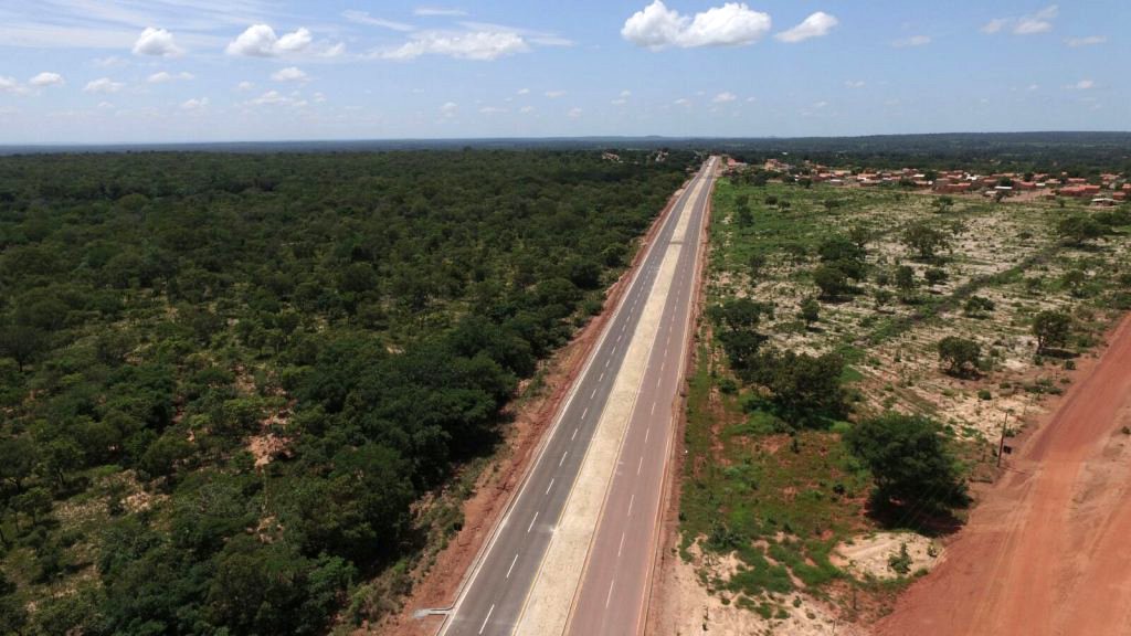 O governo do Estado inicia neste mês mais uma etapa de investimentos nas estradas do Maranhão; com base em uma nova tecnologia chamada de microrevestimento, os municípios de Anapurus e Mata-Roma (ambos localizados a aproximadamente 280 quilômetros de São Luís) serão os primeiros a receber o material, que tem por finalidade prevenir e reverter as fissuras que dão origem a buracos e crateras nas vias, deixando o asfalto novo e extremamente seguro para a trafegabilidade; as intervenções serão realizadas sob a coordenação da Secretaria de Estado de Infraestrutura (Sinfra); io custo do investimento é de R$ 100 mil por quilômetro e garante a vida útil do asfalto por uma média de 5 a 7 anos (Foto: Leonardo Lucena) O governo do Estado inicia neste mês mais uma etapa de investimentos nas estradas do Maranhão; com base em uma nova tecnologia chamada de microrevestimento, os municípios de Anapurus e Mata-Roma (ambos localizados a aproximadamente 280 quilômetros de São Luís) serão os primeiros a receber o material, que tem por finalidade prevenir e reverter as fissuras que dão origem a buracos e crateras nas vias, deixando o asfalto novo e extremamente seguro para a trafegabilidade; as intervenções serão realizadas sob a coordenação da Secretaria de Estado de Infraestrutura (Sinfra); io custo do investimento é de R$ 100 mil por quilômetro e garante a vida útil do asfalto por uma média de 5 a 7 anos