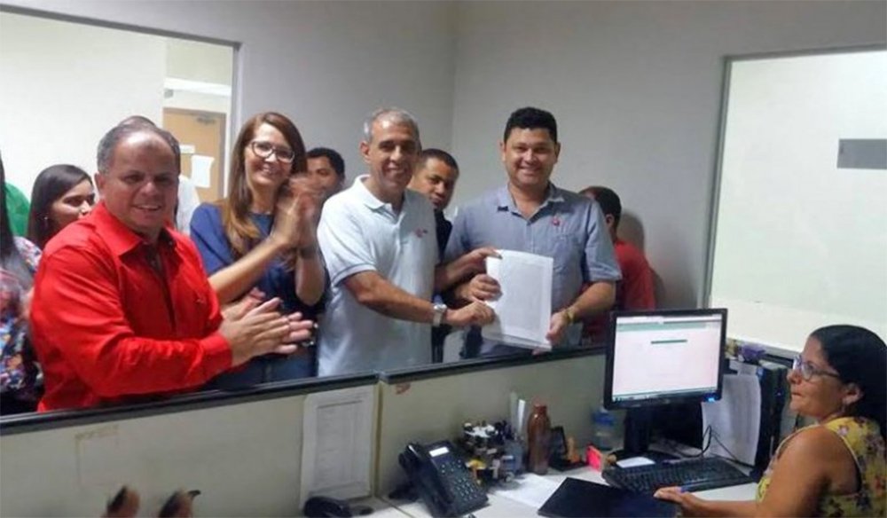 Membros do PT de Palmas compareceram ao Cartório Eleitoral da capital para fazer o registro da ata de convenção partidária que homologou a candidatura do Zé Roberto a prefeito; segundo o candidato, o próximo passo é registrar a candidatura majoritária e proporcional para que a chapa possa começar oficialmente a campanha; o PT formará chapa com o Psol, que tem como vice Lucia Viana; "Estamos preparados para a campanha aqui em Palmas. Estamos satisfeitos de estar juntos com o PSOL e agradecendo o empenho de todos petistas, trabalhadores, apoiadores, simpatizantes e militantes de movimentos populares, para que possamos chegar no dia 2 de outubro, com vitória, uma conquista dos trabalhadores da nossa cidade", disse (Foto: Leonardo Lucena) Membros do PT de Palmas compareceram ao Cartório Eleitoral da capital para fazer o registro da ata de convenção partidária que homologou a candidatura do Zé Roberto a prefeito; segundo o candidato, o próximo passo é registrar a candidatura majoritária e proporcional para que a chapa possa começar oficialmente a campanha; o PT formará chapa com o Psol, que tem como vice Lucia Viana; "Estamos preparados para a campanha aqui em Palmas. Estamos satisfeitos de estar juntos com o PSOL e agradecendo o empenho de todos petistas, trabalhadores, apoiadores, simpatizantes e militantes de movimentos populares, para que possamos chegar no dia 2 de outubro, com vitória, uma conquista dos trabalhadores da nossa cidade", disse