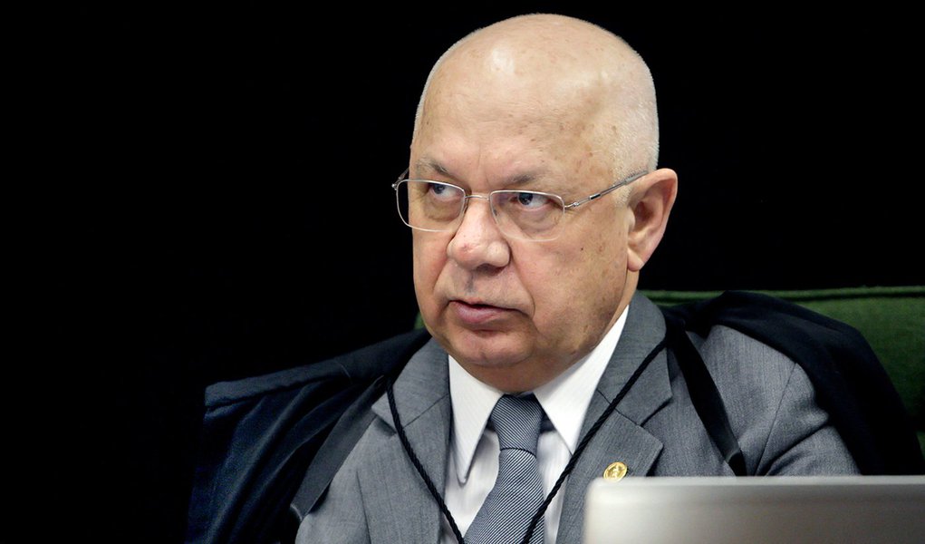 Ministro do Supremo Teori Zavascki reconheceu que usou uma expressão "inadequada" em uma decisão envolvendo o ex-presidente, na semana passada; ao rejeitar um recurso dos advogados de Lula, o ministro classificou o recurso como tentativa para "embaraçar as investigações" da Operação Lava Jato; "Ante o exposto, reconsidero, em parte a decisão agravada, a fim de dela suprimir a parte final", decidiu Teori (Foto: Ana Pupulin) Ministro do Supremo Teori Zavascki reconheceu que usou uma expressão "inadequada" em uma decisão envolvendo o ex-presidente, na semana passada; ao rejeitar um recurso dos advogados de Lula, o ministro classificou o recurso como tentativa para "embaraçar as investigações" da Operação Lava Jato; "Ante o exposto, reconsidero, em parte a decisão agravada, a fim de dela suprimir a parte final", decidiu Teori