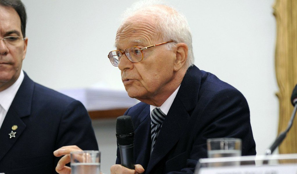Para o jurista Fábio Konder Comparato, "a Justiça no Brasil não é propriamente cega, como mostra o seu símbolo tradicional, mas sim caolha: ela só enxerga os interesses dos oligarcas"; na avaliação de Comparato, o Brasil não chega ao status de democracia, pois nesse regime "o povo não é mero figurante do teatro político, mas titular da soberania ou poder supremo" (Foto: Gisele Federicce) Para o jurista Fábio Konder Comparato, "a Justiça no Brasil não é propriamente cega, como mostra o seu símbolo tradicional, mas sim caolha: ela só enxerga os interesses dos oligarcas"; na avaliação de Comparato, o Brasil não chega ao status de democracia, pois nesse regime "o povo não é mero figurante do teatro político, mas titular da soberania ou poder supremo"
