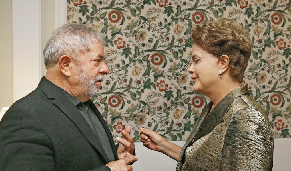 Por meio de nota à imprensa, o Palácio do Planalto confirmou nesta quarta-feira, 16, que o ex-presidente Luiz Inácio Lula da Silva irá assumir o cargo de ministro chefe da Casa Civil;"A Presidenta da República, Dilma Rousseff, informa que o ministro de Estado Chefe da Casa Civil, Jaques Wagner, deixará a pasta e assumirá a chefia do Gabinete Pessoal da Presidência da República. Assumirá o cargo de Ministro de Estado Chefe da Casa Civil o ex-Presidente da República Luiz Inácio Lula da Silva", diz trecho da nota; além de Lula, assumirá, ainda, o cargo de ministro da Secretaria de Aviação Civil, o deputado federal Mauro Ribeiro Lopes (Foto: Aquiles Lins) Por meio de nota à imprensa, o Palácio do Planalto confirmou nesta quarta-feira, 16, que o ex-presidente Luiz Inácio Lula da Silva irá assumir o cargo de ministro chefe da Casa Civil;"A Presidenta da República, Dilma Rousseff, informa que o ministro de Estado Chefe da Casa Civil, Jaques Wagner, deixará a pasta e assumirá a chefia do Gabinete Pessoal da Presidência da República. Assumirá o cargo de Ministro de Estado Chefe da Casa Civil o ex-Presidente da República Luiz Inácio Lula da Silva", diz trecho da nota; além de Lula, assumirá, ainda, o cargo de ministro da Secretaria de Aviação Civil, o deputado federal Mauro Ribeiro Lopes