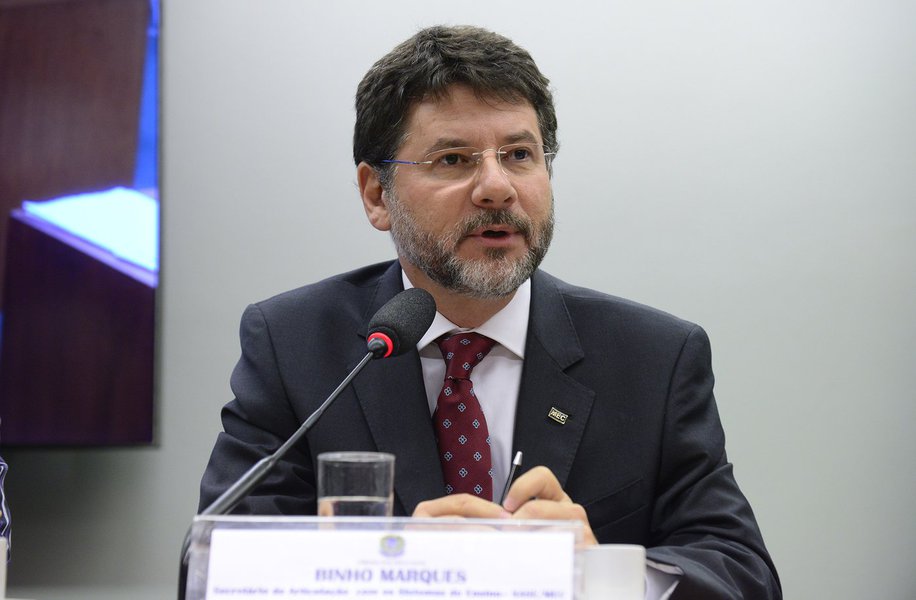 Os avanços nas metas e nas estratégias do Plano Nacional de Educação (PNE) não podem ser desconsiderados, diz o ex-secretário de Articulação com os Sistemas de Ensino do Ministério da Educação Binho Marques; até o afastamento da presidenta Dilma Rousseff, Marques esteve à frente da condução de algumas das principais metas iniciais do PNE, como o financiamento e a articulação entre estados, municípios e União para a oferta de educação. Levantamentos feitos por entidades educacionais mostram que há atrasos no cumprimento da maioria das metas; "Discordo dessas avaliações que dizem que a gente fez muito pouco, acho que foi muita coisa", diz Marques (Foto: Romulo Faro) Os avanços nas metas e nas estratégias do Plano Nacional de Educação (PNE) não podem ser desconsiderados, diz o ex-secretário de Articulação com os Sistemas de Ensino do Ministério da Educação Binho Marques; até o afastamento da presidenta Dilma Rousseff, Marques esteve à frente da condução de algumas das principais metas iniciais do PNE, como o financiamento e a articulação entre estados, municípios e União para a oferta de educação. Levantamentos feitos por entidades educacionais mostram que há atrasos no cumprimento da maioria das metas; "Discordo dessas avaliações que dizem que a gente fez muito pouco, acho que foi muita coisa", diz Marques