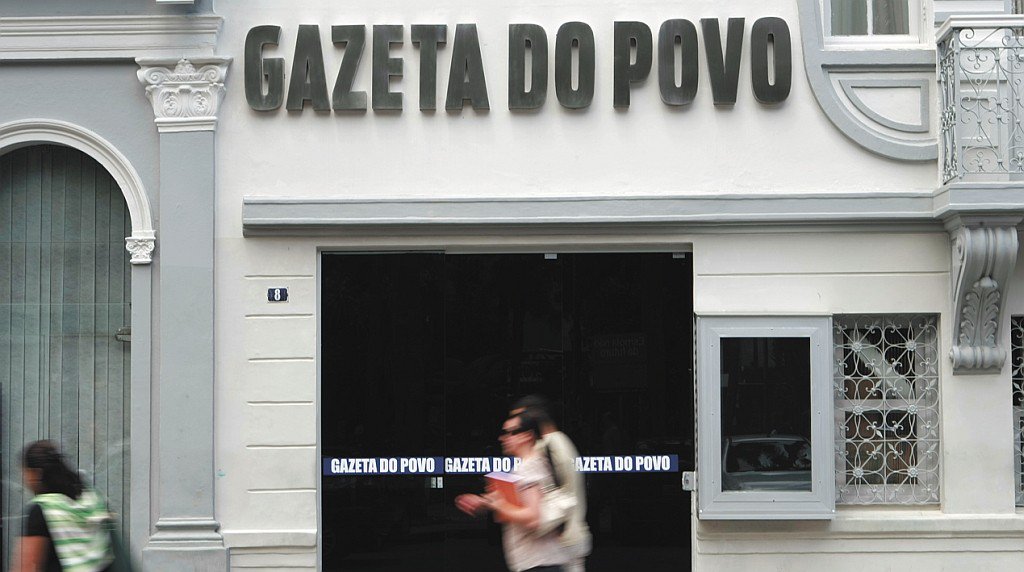 A equipe do jornal "Gazeta do Povo", de Curitiba, que é alvo de dezenas de processos movidos por juízes, foi escolhida para receber o Prêmio ANJ de Liberdade de Imprensa de 2016; depois de publicarem uma reportagem sobre supersalários de juízes e promotores do Paraná, repórteres do veículo estão sendo processados em várias de cidades pelo Estado por magistrados que pedem indenização por danos morais; os pedidos somam R$ 1,3 milhão em indenizações; em nota, Associação Nacional de Jornais (ANJ), que organiza a premiação, afirmou que os profissionais são vítimas de "assédio judicial" (Foto: Leonardo Lucena) A equipe do jornal "Gazeta do Povo", de Curitiba, que é alvo de dezenas de processos movidos por juízes, foi escolhida para receber o Prêmio ANJ de Liberdade de Imprensa de 2016; depois de publicarem uma reportagem sobre supersalários de juízes e promotores do Paraná, repórteres do veículo estão sendo processados em várias de cidades pelo Estado por magistrados que pedem indenização por danos morais; os pedidos somam R$ 1,3 milhão em indenizações; em nota, Associação Nacional de Jornais (ANJ), que organiza a premiação, afirmou que os profissionais são vítimas de "assédio judicial"