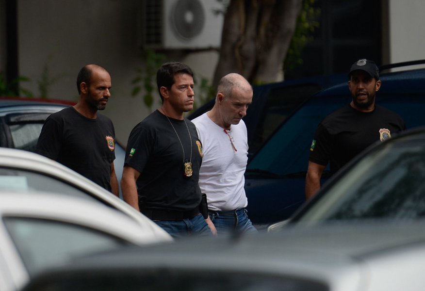 Empresário depôs nesta terça-feira 31 na sede da Superintendência da Polícia Federal do Rio, na região portuária da cidade, onde permaneceu por mais de três horas, e depois foi levado de volta à penitenciária de Bangu 9; o advogado Fernando Martins, que defende Eike Batista, saiu pouco depois de seu cliente; ele declarou que "a princípio não há possibilidade de delação" premiada por parte do empresário (Foto: Gisele Federicce) Empresário depôs nesta terça-feira 31 na sede da Superintendência da Polícia Federal do Rio, na região portuária da cidade, onde permaneceu por mais de três horas, e depois foi levado de volta à penitenciária de Bangu 9; o advogado Fernando Martins, que defende Eike Batista, saiu pouco depois de seu cliente; ele declarou que "a princípio não há possibilidade de delação" premiada por parte do empresário