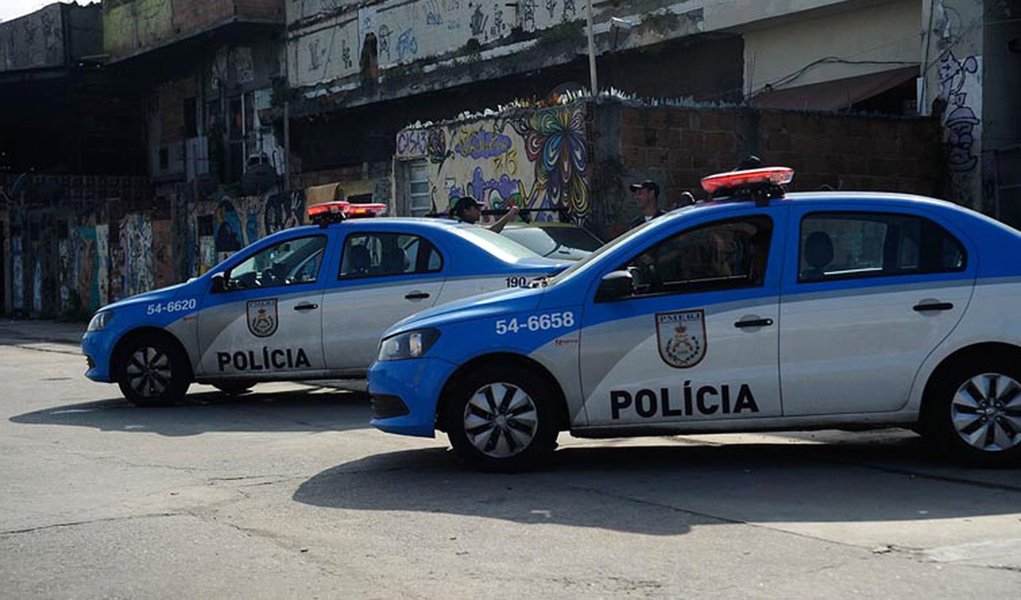 A Baixada Fluminense registrou mais do que o dobro do número de homicídios dolosos (com intenção de matar) que a cidade do Rio; o dado leva em conta o índice por 100 mil habitantes e faz parte do relatório Um Brasil dentro do Brasil pede socorro, lançado na Alerj; segundo o documento, no ano passado, foram registrados 18,5 homicídios por 100 mil habitantes na cidade do Rio, enquanto na Baixada foram 40,2 homicídios por 100 mil; o relatório foi elaborado pelo Fórum Grita Baixada e pelo Centro de Direitos Humanos da Diocese de Nova Iguaçu e financiado pelas instituições alemãs Misereor, Kinder Missionswerk e Aktions Kreis (Foto: Leonardo Lucena) A Baixada Fluminense registrou mais do que o dobro do número de homicídios dolosos (com intenção de matar) que a cidade do Rio; o dado leva em conta o índice por 100 mil habitantes e faz parte do relatório Um Brasil dentro do Brasil pede socorro, lançado na Alerj; segundo o documento, no ano passado, foram registrados 18,5 homicídios por 100 mil habitantes na cidade do Rio, enquanto na Baixada foram 40,2 homicídios por 100 mil; o relatório foi elaborado pelo Fórum Grita Baixada e pelo Centro de Direitos Humanos da Diocese de Nova Iguaçu e financiado pelas instituições alemãs Misereor, Kinder Missionswerk e Aktions Kreis