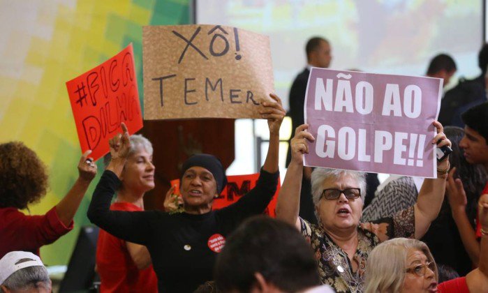 Progressivamente novas forças acorrem à frente que defende a democracia, e as mobilizações contra o golpe se intensificam. Se 2016 foi um ano de muitas derrotas para o Brasil, em 2017 nos cabe a responsabilidade de reorganizar a esperança em um futuro melhor e combater duramente a escuridão que se alastra (Foto: Décio Lima) Progressivamente novas forças acorrem à frente que defende a democracia, e as mobilizações contra o golpe se intensificam. Se 2016 foi um ano de muitas derrotas para o Brasil, em 2017 nos cabe a responsabilidade de reorganizar a esperança em um futuro melhor e combater duramente a escuridão que se alastra