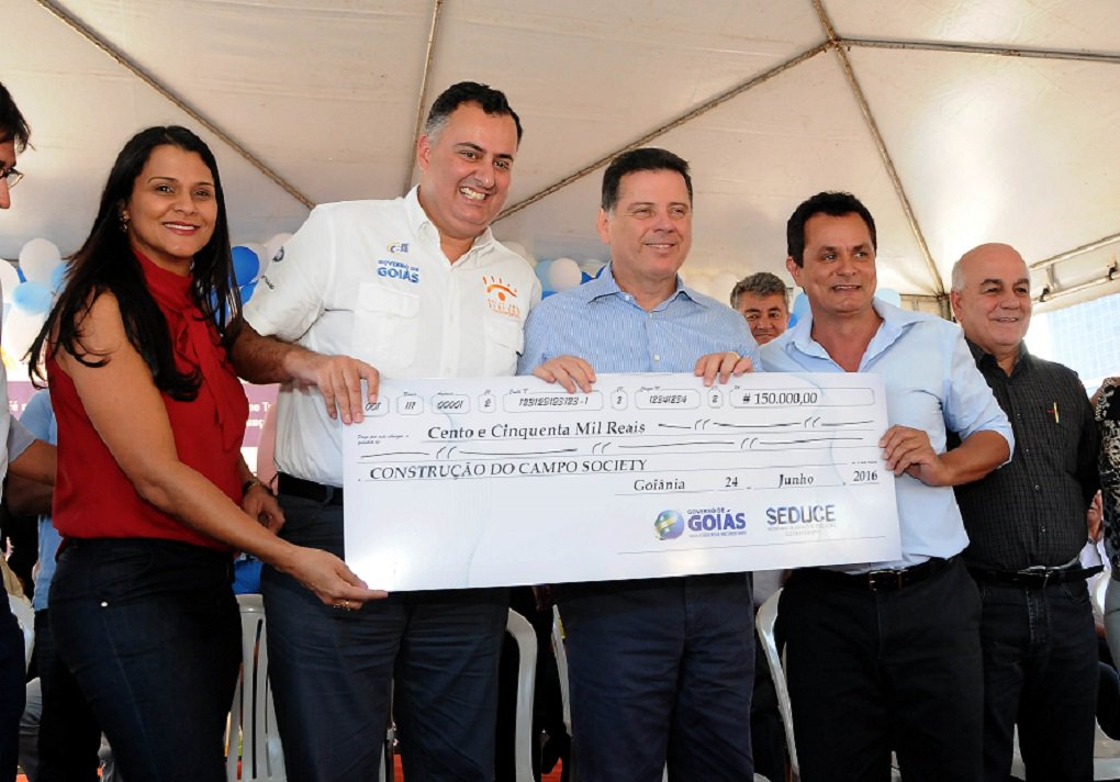 Governador visitou 10 municípios no giro pelo interior na semana passada; Marconi entregou obras e benefícios e estreitou relação administrativa com prefeitos e lideranças; agenda movimentada deve continuar nesta semana; tucano alterna compromissos locais com agenda em Brasília, onde busca novos investimentos para o Estado; Marconi vem afirmando que Goiás está sendo o primeiro estado a virar a página da crise; também na semana passada, governador anunciou instalação de uma empresa de móveis na cidade de Hidrolândia (Foto: José Barbacena) Governador visitou 10 municípios no giro pelo interior na semana passada; Marconi entregou obras e benefícios e estreitou relação administrativa com prefeitos e lideranças; agenda movimentada deve continuar nesta semana; tucano alterna compromissos locais com agenda em Brasília, onde busca novos investimentos para o Estado; Marconi vem afirmando que Goiás está sendo o primeiro estado a virar a página da crise; também na semana passada, governador anunciou instalação de uma empresa de móveis na cidade de Hidrolândia