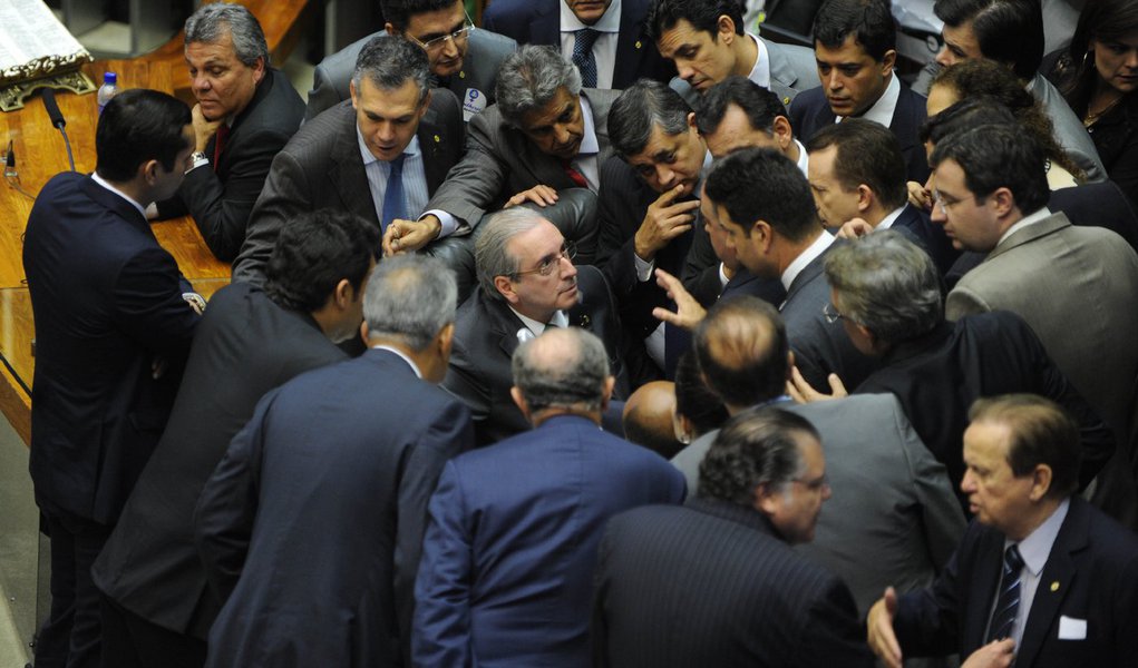Manifesto é assinado por integrantes de oito partidos - PT, PPS, PR, PSB, Pros, PSC, PTB, além do PSOL - e tem como base a denúncia apresentada pela Procuradoria Geral da República contra o presidente da Câmara por corrupção e lavagem de dinheiro no âmbito da Operação Lava Jato; "A diferença de condição de investigado em um inquérito para a de um denunciado é notória. Neste caso, Cunha é formalmente acusado de ter praticado crimes. Com a denúncia do MP, a situação torna-se insustentável para o deputado, que já demonstrou utilizar o poder derivado do cargo em sua própria defesa", diz trecho do documento; Eduardo Cunha (PMDB-RJ) se recusou a comentar a reação dos parlamentares; "Não comento sobre isso, cada um tem direito de fazer o que quer", disse (Foto: Gisele Federicce) Manifesto é assinado por integrantes de oito partidos - PT, PPS, PR, PSB, Pros, PSC, PTB, além do PSOL - e tem como base a denúncia apresentada pela Procuradoria Geral da República contra o presidente da Câmara por corrupção e lavagem de dinheiro no âmbito da Operação Lava Jato; "A diferença de condição de investigado em um inquérito para a de um denunciado é notória. Neste caso, Cunha é formalmente acusado de ter praticado crimes. Com a denúncia do MP, a situação torna-se insustentável para o deputado, que já demonstrou utilizar o poder derivado do cargo em sua própria defesa", diz trecho do documento; Eduardo Cunha (PMDB-RJ) se recusou a comentar a reação dos parlamentares; "Não comento sobre isso, cada um tem direito de fazer o que quer", disse