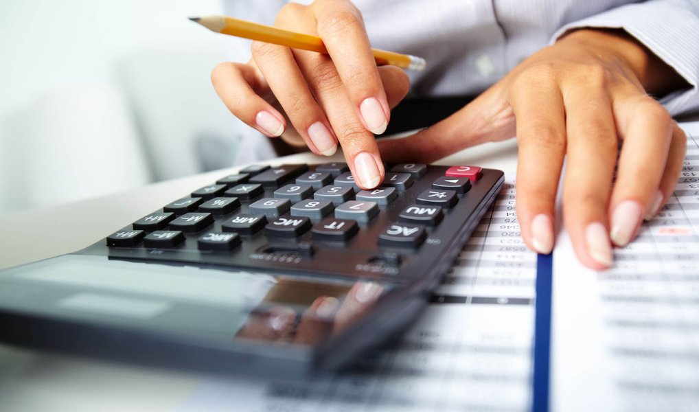 Em função da terceira etapa do Programa de Incentivo à Regularização Fiscal (Refis), o governo de Brasília suspendeu, para este ano, o processo de securitização de parte da dívida ativa; a estimativa era negociar ainda em 2015 uma carteira de parcelamentos, mas o valor poderia ser alterado com os refinanciamentos do Refis; a securitização será feita no início de 2016 e poderá render aos cofres públicos entre R$ 300 milhões e R$ 400 milhões, de acordo com o coordenador de Cobrança Tributária, da Secretaria de Fazenda, Rossini Dias (Foto: Leonardo Lucena) Em função da terceira etapa do Programa de Incentivo à Regularização Fiscal (Refis), o governo de Brasília suspendeu, para este ano, o processo de securitização de parte da dívida ativa; a estimativa era negociar ainda em 2015 uma carteira de parcelamentos, mas o valor poderia ser alterado com os refinanciamentos do Refis; a securitização será feita no início de 2016 e poderá render aos cofres públicos entre R$ 300 milhões e R$ 400 milhões, de acordo com o coordenador de Cobrança Tributária, da Secretaria de Fazenda, Rossini Dias