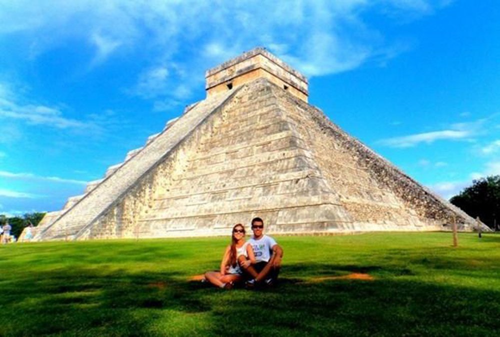 O publicitário que trabalhava com Marketing Digital já tinha tentado abrir negócios antes do portal, mas todos sem sucesso; Foi em 2008 que, após uma viagem com Lívia para Orlando e Miami, começou a escrever um blog sobre viagem com dicas para os brasileiros que planejam viajar para o local, o Dicas da Flórida; Em pouco tempo, o site já alcançava números grandes e, com a experiência anterior com marketing digital de Gabriel, começou a rentabilizar rapidamente (Foto: Luis Mauro Queiroz) O publicitário que trabalhava com Marketing Digital já tinha tentado abrir negócios antes do portal, mas todos sem sucesso; Foi em 2008 que, após uma viagem com Lívia para Orlando e Miami, começou a escrever um blog sobre viagem com dicas para os brasileiros que planejam viajar para o local, o Dicas da Flórida; Em pouco tempo, o site já alcançava números grandes e, com a experiência anterior com marketing digital de Gabriel, começou a rentabilizar rapidamente