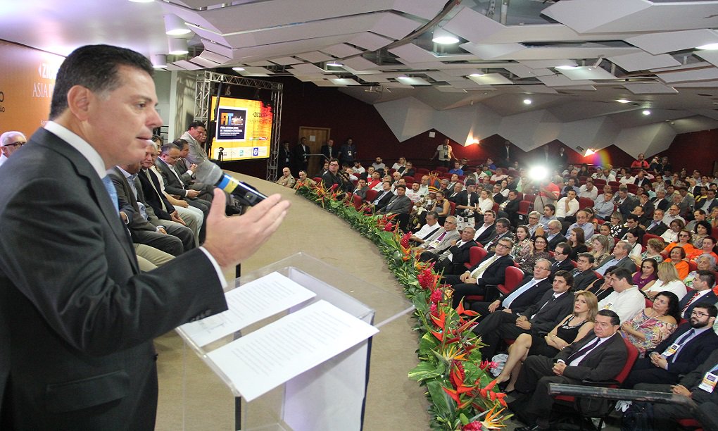 Em discurso na abertura da Feira Internacional de Turismo do Pantanal (FIT Pantanal) e do Congresso da Zona de Integração do Centro-Oeste Sul-Americano (Zicosur), o governador Marconi Perillo afirmou, em Cuiabá, que a crise política e econômica é oportunidade para que os brasileiros se unam para dizer "sim" ao Brasil; “Nós temos que dizer sim ao Brasil, dar a nossa parcela de contribuição para vencermos os desafios que virão” (Foto: José Barbacena) Em discurso na abertura da Feira Internacional de Turismo do Pantanal (FIT Pantanal) e do Congresso da Zona de Integração do Centro-Oeste Sul-Americano (Zicosur), o governador Marconi Perillo afirmou, em Cuiabá, que a crise política e econômica é oportunidade para que os brasileiros se unam para dizer "sim" ao Brasil; “Nós temos que dizer sim ao Brasil, dar a nossa parcela de contribuição para vencermos os desafios que virão”