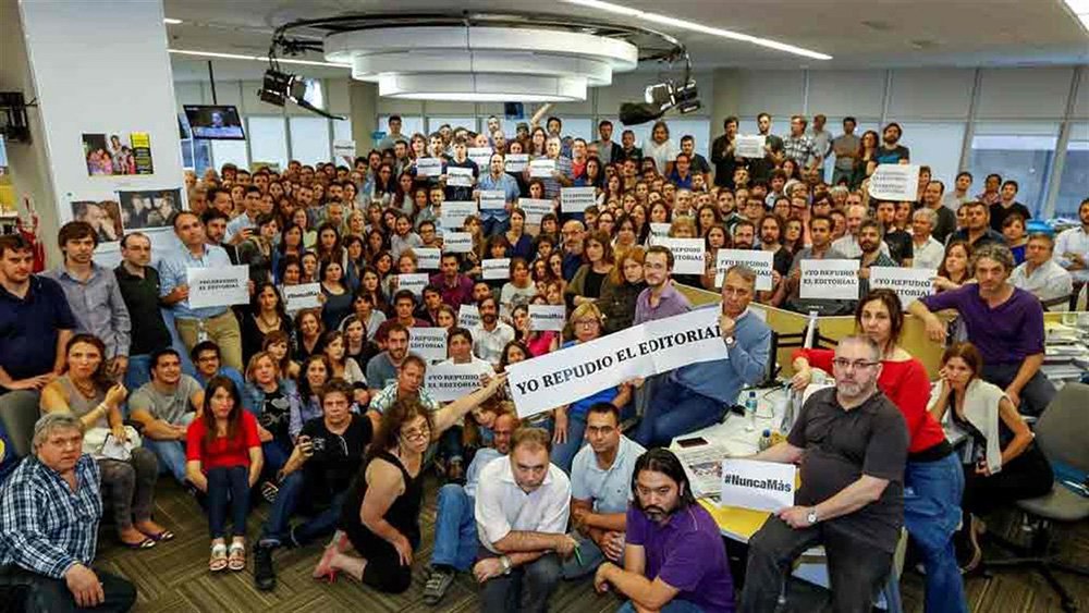 "Dizemos SIM à DEMOCRACIA, à continuidade dos julgamentos dos crimes contra a humanidade e dizemos NÃO ao ESQUECIMENTO", diz trecho do comunicado divulgado pelos jornalistas; jornal argentino defendeu ontem, um dia depois da vitória do conservador Mauricio Macri à presidência, a anistia aos militares que atuaram na ditadura e pediu o fim do que chamou de "violação dos direitos humanos" cometidos pelo governo de Cristina Kirchner (Foto: Gisele Federicce) "Dizemos SIM à DEMOCRACIA, à continuidade dos julgamentos dos crimes contra a humanidade e dizemos NÃO ao ESQUECIMENTO", diz trecho do comunicado divulgado pelos jornalistas; jornal argentino defendeu ontem, um dia depois da vitória do conservador Mauricio Macri à presidência, a anistia aos militares que atuaram na ditadura e pediu o fim do que chamou de "violação dos direitos humanos" cometidos pelo governo de Cristina Kirchner