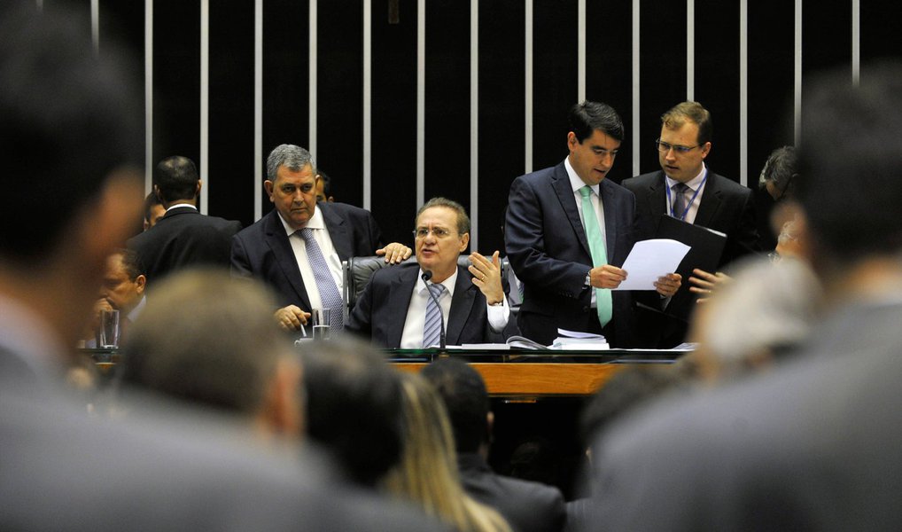 O presidente do Senado, Renan Calheiros (PMDB-AL), afirmou nesta terça (29) esperar que o pedido de impeachment da presidente Dilma Rousseff não chegue à Casa; "Acho que se esse processo chegar no Senado, e espero que não chegue, vamos, juntamente com o STF, decidir o calendário. A Constituição prevê que aconteça em até 6 meses", afirmou (Foto: Valter Lima) O presidente do Senado, Renan Calheiros (PMDB-AL), afirmou nesta terça (29) esperar que o pedido de impeachment da presidente Dilma Rousseff não chegue à Casa; "Acho que se esse processo chegar no Senado, e espero que não chegue, vamos, juntamente com o STF, decidir o calendário. A Constituição prevê que aconteça em até 6 meses", afirmou
